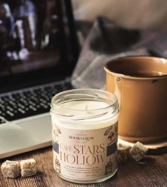 Book And Glow - *Mundos Extraordinarios* - Bougie De Soja Végétalienne - Café En Stars Hollow 5 Book And Glow - *Mundos Extraordinarios* - Bougie De Soja Végétalienne - Café En Stars Hollow – Image 5