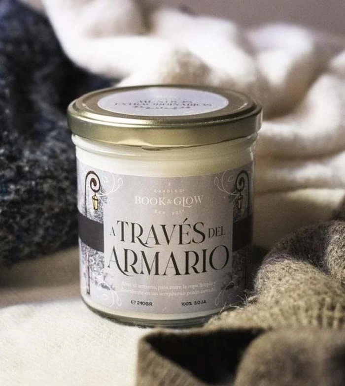 Book And Glow - *Mundos Extraordinarios* - Bougie De Soja - A Través Del Armario 2 Book And Glow - *Mundos Extraordinarios* - Bougie De Soja - A Través Del Armario – Image 2