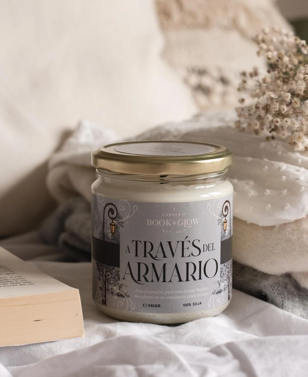 Book And Glow - *Mundos Extraordinarios* - Bougie De Soja - A Través Del Armario 4 Book And Glow - *Mundos Extraordinarios* - Bougie De Soja - A Través Del Armario – Image 4