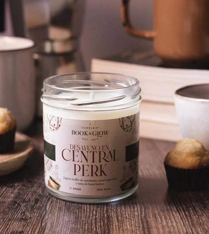 Book And Glow - *Mundos Extraordinarios*- Bougie De Soja - Desayuno En Central Perk 2 Book And Glow - *Mundos Extraordinarios*- Bougie De Soja - Desayuno En Central Perk – Image 2